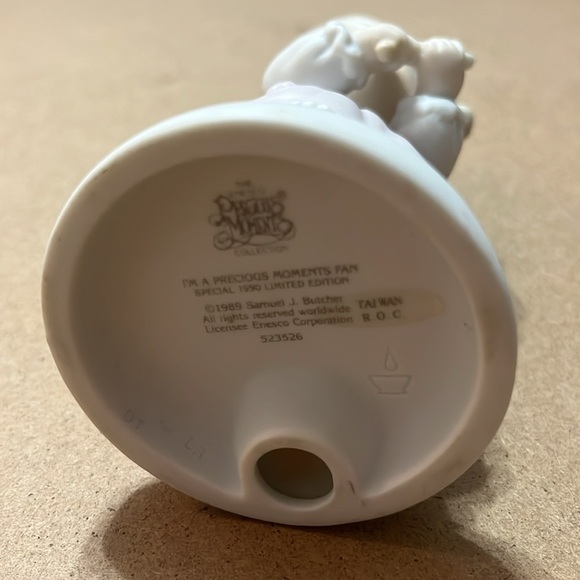 Precious Moments Fan Figurine - Picture 3 of 4